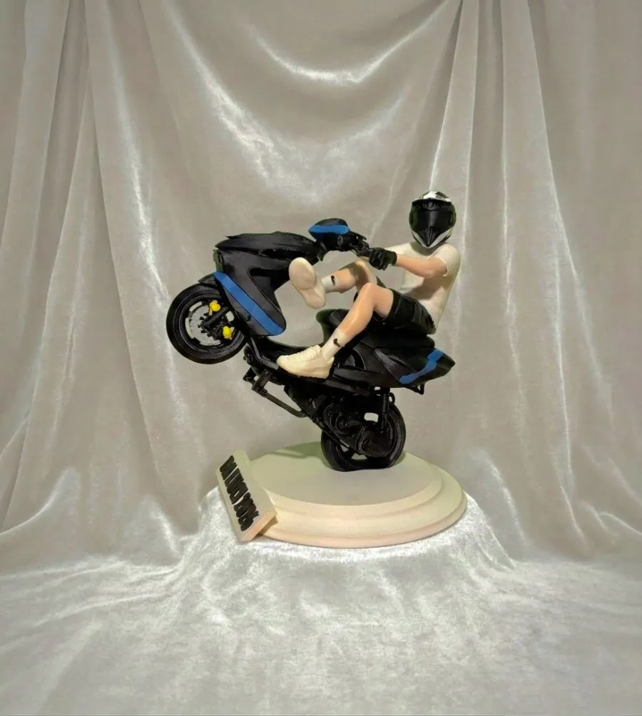 La statuina 3D realizzata: motociclista in impennata
